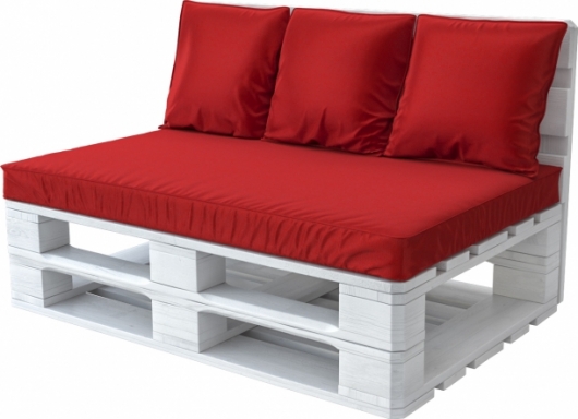Диван из паллет White с красной подушкой в аренду