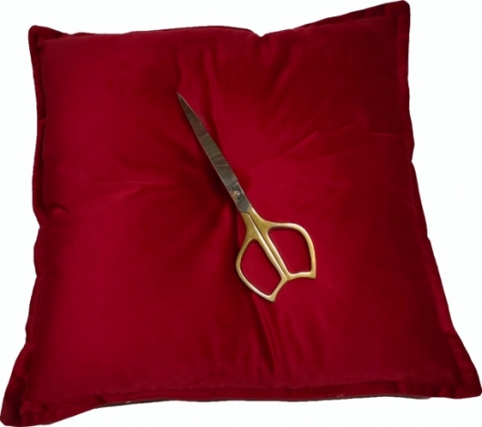 Подушка с ножницами Opening Red красного цвета в аренду