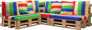Wood с разноцветными подушками